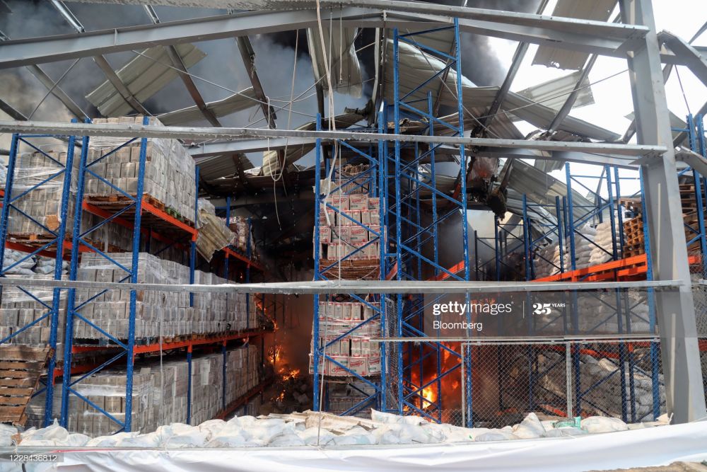 Cận cảnh đám cháy lớn tại cảng Beirut, khói đen bốc cao trên bầu trời thủ đô Lebanon