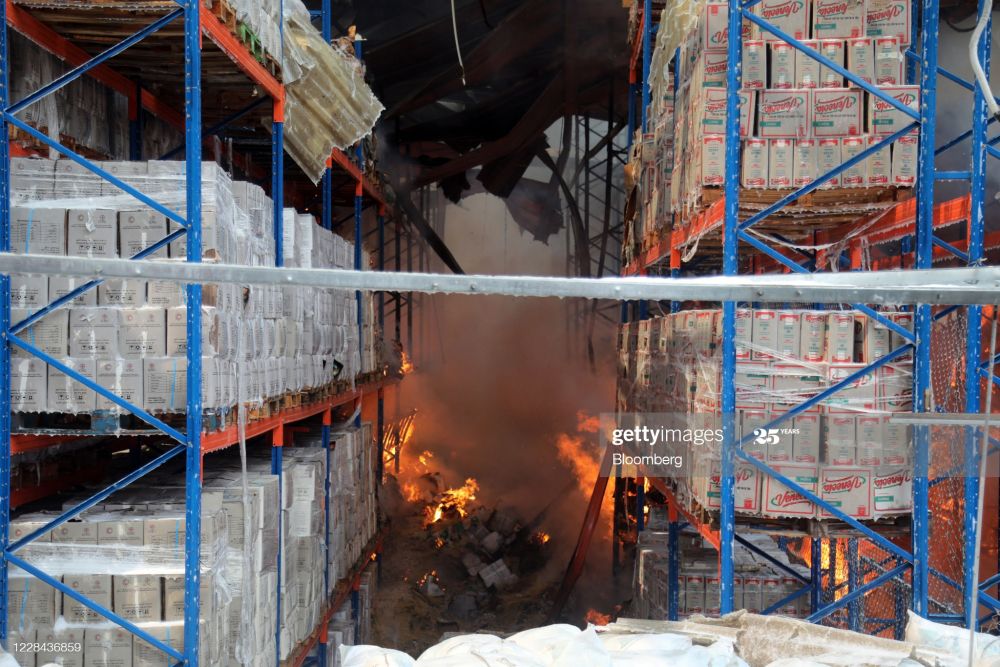 Cận cảnh đám cháy lớn tại cảng Beirut, khói đen bốc cao trên bầu trời thủ đô Lebanon