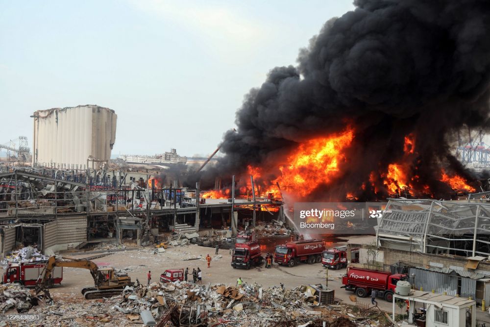 Cận cảnh đám cháy lớn tại cảng Beirut, khói đen bốc cao trên bầu trời thủ đô Lebanon