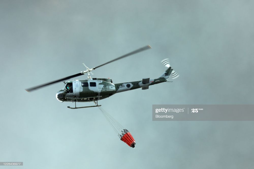 Cận cảnh đám cháy lớn tại cảng Beirut, khói đen bốc cao trên bầu trời thủ đô Lebanon