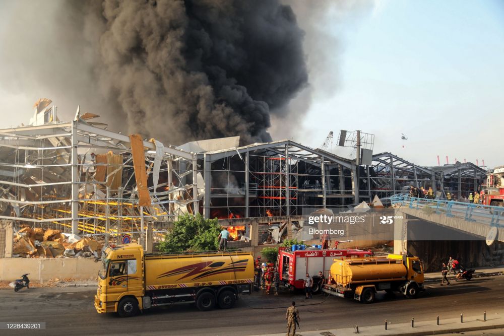 Cận cảnh đám cháy lớn tại cảng Beirut, khói đen bốc cao trên bầu trời thủ đô Lebanon