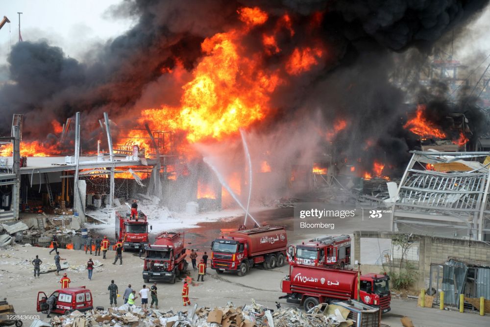 Cận cảnh đám cháy lớn tại cảng Beirut, khói đen bốc cao trên bầu trời thủ đô Lebanon