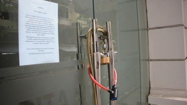 Dịch Covid-19: Vắng khách quốc tế, gia sản trăm tỷ trên phố cổ Hà Nội 'đóng cửa, phủ bụi'