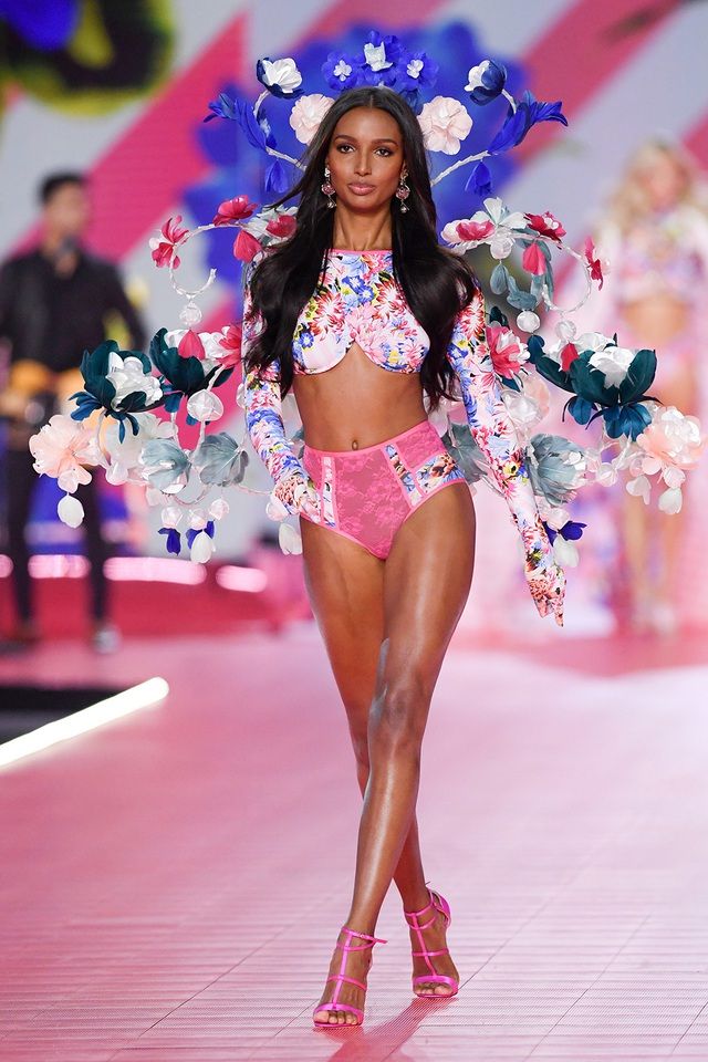 'Thiên thần nội y' Jasmine Tookes khoe tin vui đã đính hôn