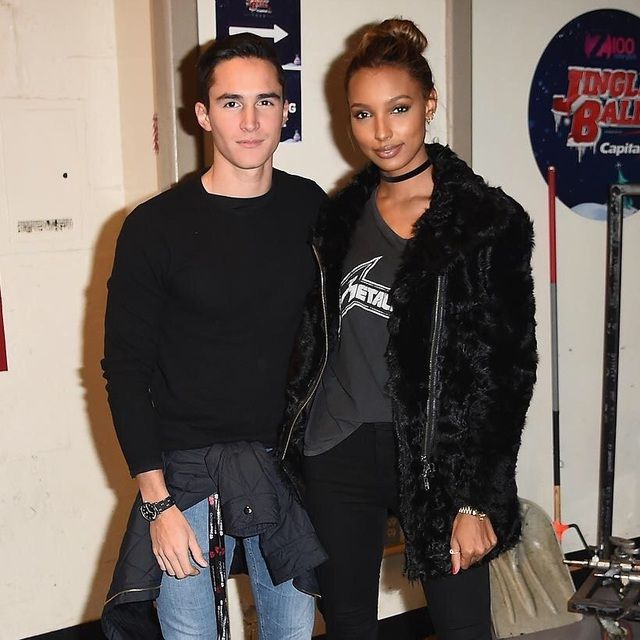 'Thiên thần nội y' Jasmine Tookes khoe tin vui đã đính hôn
