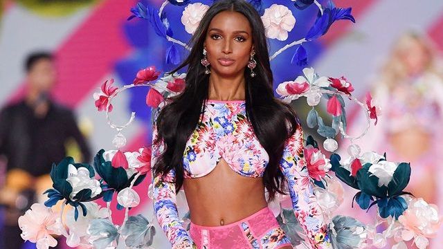 'Thiên thần nội y' Jasmine Tookes khoe tin vui đã đính hôn