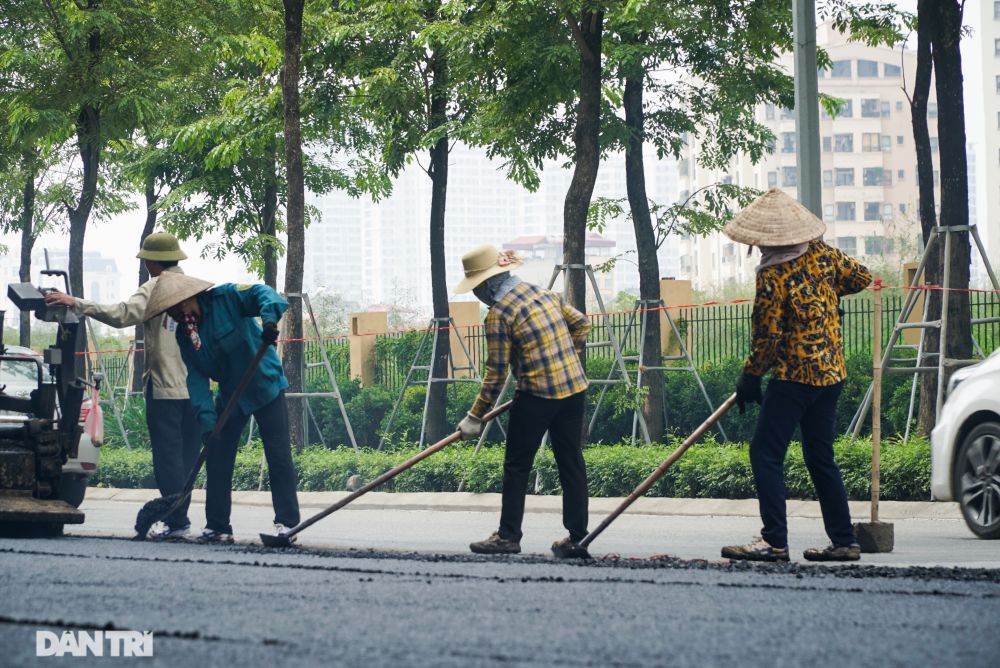 Cận cảnh đường 12 làn xe sắp thông tuyến nằm trên đường vành đai 3 tại Hà Nội