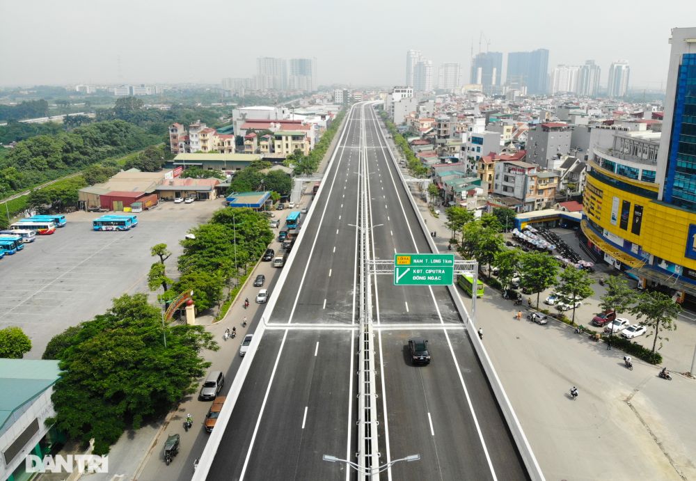 Cận cảnh đường 12 làn xe sắp thông tuyến nằm trên đường vành đai 3 tại Hà Nội