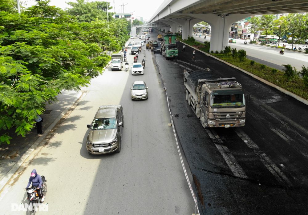 Cận cảnh đường 12 làn xe sắp thông tuyến nằm trên đường vành đai 3 tại Hà Nội