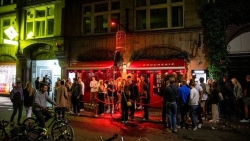 Người dân Đan Mạch ăn mừng sau khi được dỡ toàn bộ hạn chế do Covid-19