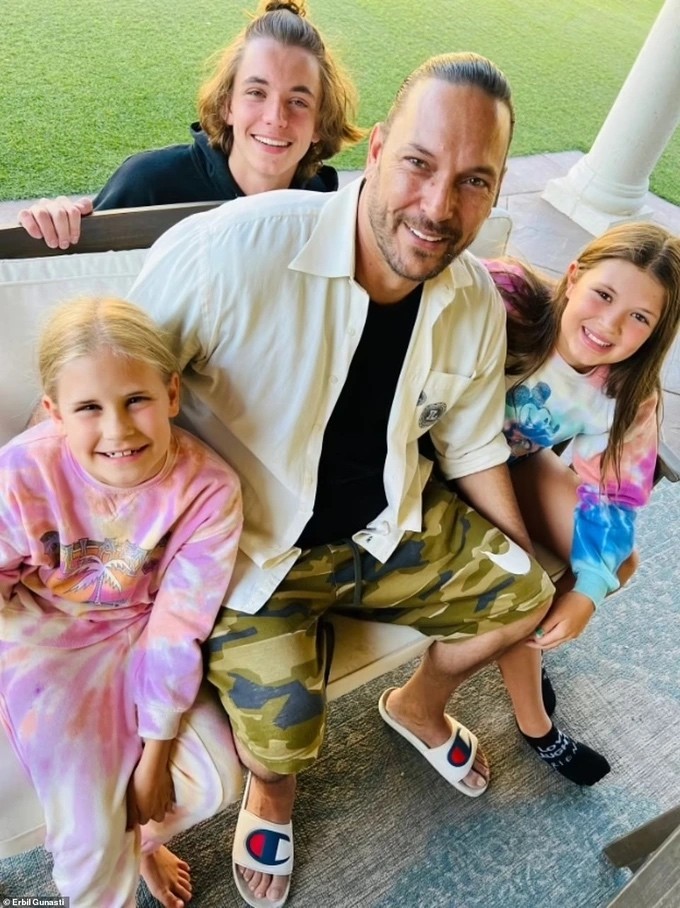 Kevin Federline bên cậu con trai Jayden và hai cô con gái. (Nguồn: Daily Mail) Kevin Federline bên cậu con trai Jayden và hai cô con gái. (Nguồn: Daily Mail)