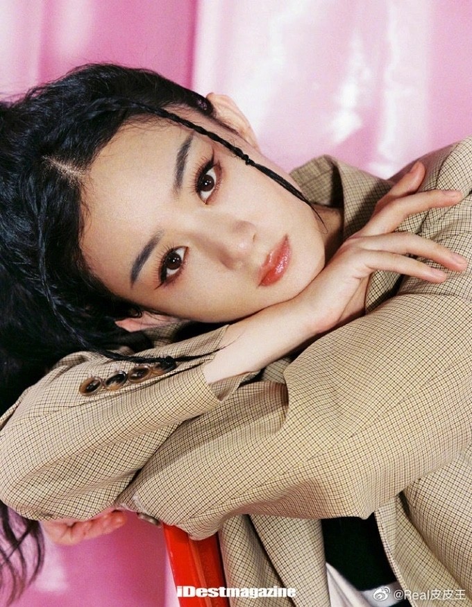 Không còn là một cô gái ngoan hiền, trong trẻo, Triệu Lệ Dĩnh hiện tại chịu khó làm mới mình, sẵn sàng thử thách với phong cách gợi cảm. (Nguồn: Sohu) Không còn là một cô gái ngoan hiền, trong trẻo, Triệu Lệ Dĩnh hiện tại chịu khó làm mới mình, sẵn sàng thử thách với phong cách gợi cảm. (Nguồn: Sohu)