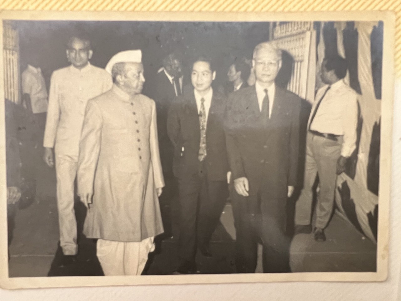 Ông Vũ Quang Diệm đi dịch cho đoàn.