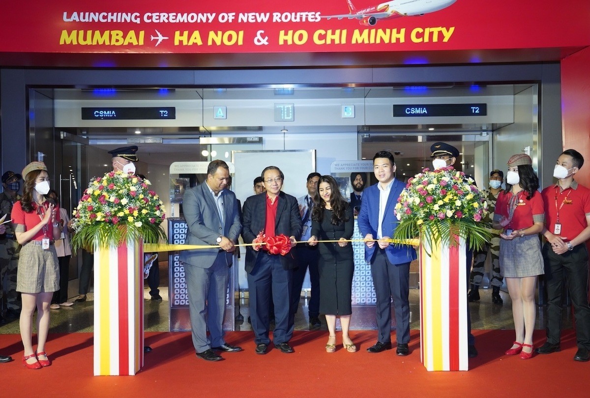 Tổng Lãnh sự quán Việt Nam tại Mumbai (ngoài cùng, phải) và ông Đỗ Xuân Quang - Phó tổng giám đốc Vietjet (thứ hai từ trái sang) thực hiện nghi thức khai trương đường bay kết nối Hà Nội, TP HCM đi Mumbai. (Nguồn: Vietjet)