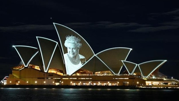 Thế giới tưởng nhớ Nữ hoàng Anh Elizabeth II theo nhiều cách khác nhau