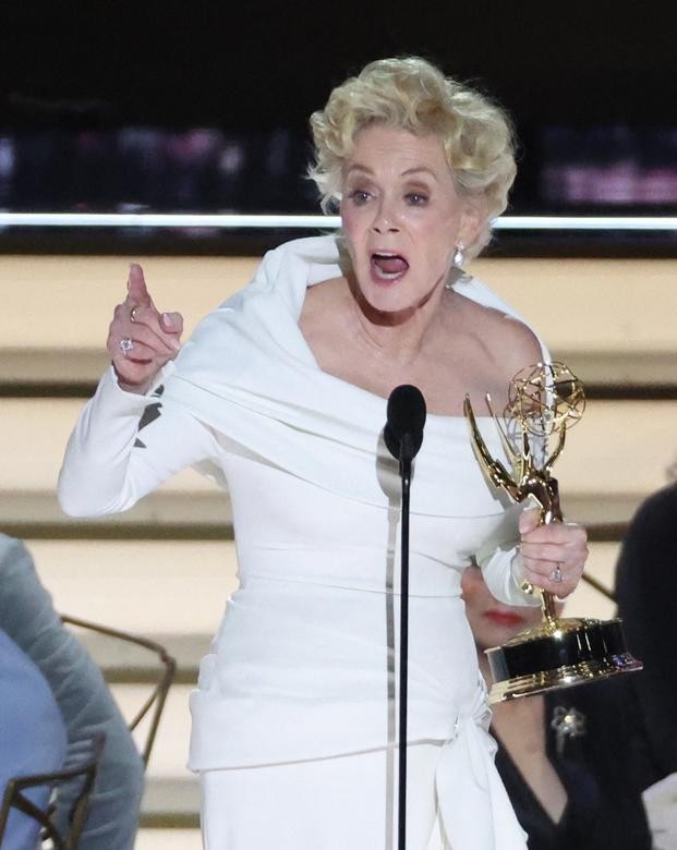 Những khoảnh khắc 'vàng' tại lễ trao giải Emmy 2022 Những khoảnh khắc 'vàng' tại lễ trao giải Emmy 2022