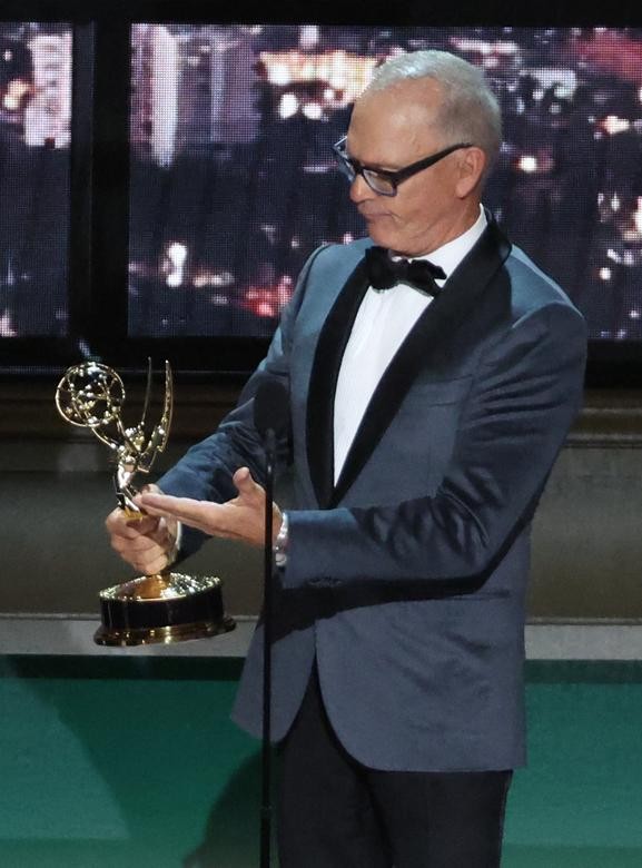 Những khoảnh khắc 'vàng' tại lễ trao giải Emmy 2022 Những khoảnh khắc 'vàng' tại lễ trao giải Emmy 2022