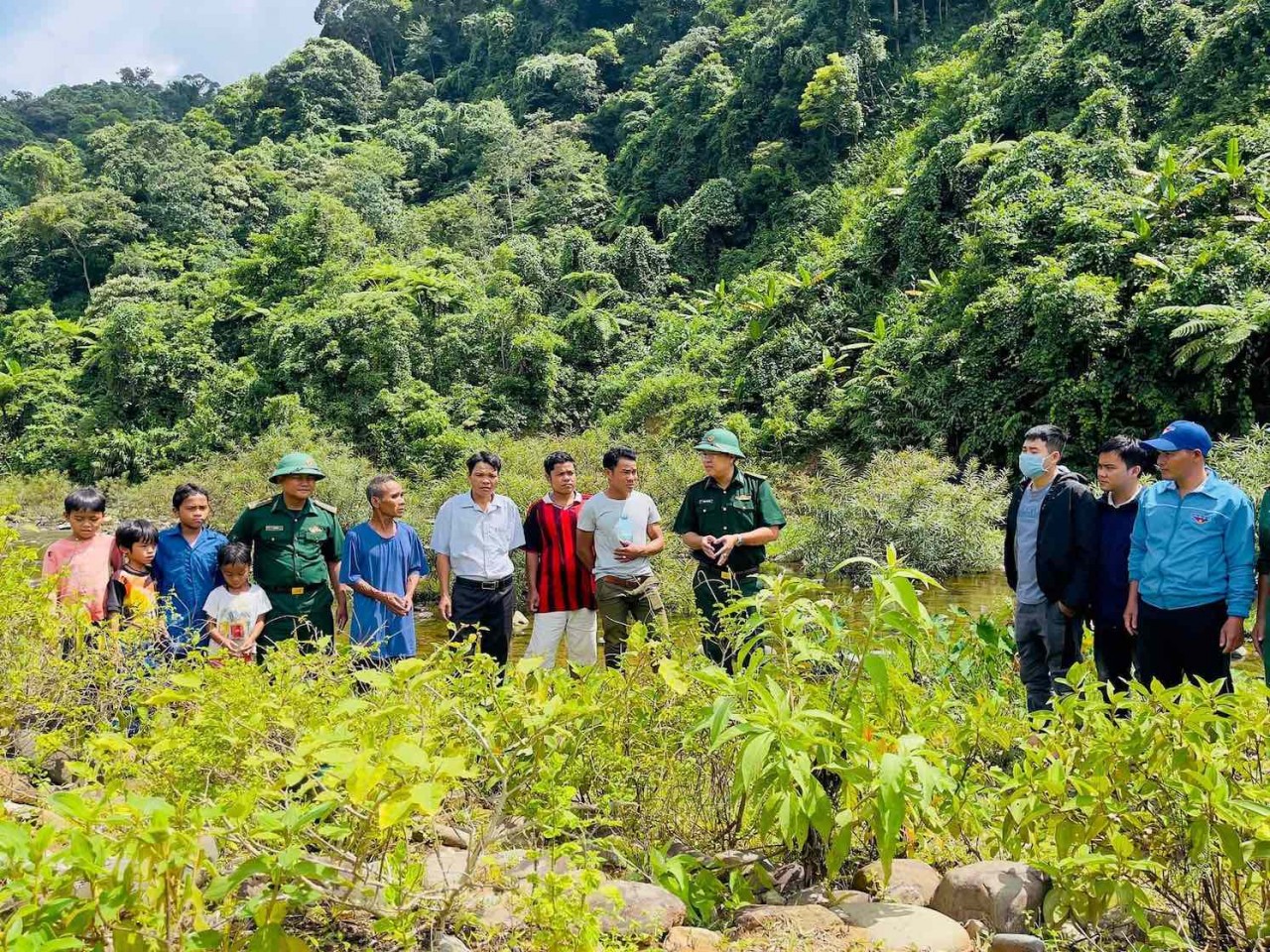 Bộ đội biên phòng Hướng Lập, Quảng Trị hỗ trợ người dân ứng phó với bão Noru Bộ đội biên phòng Hướng Lập, Quảng Trị hỗ trợ người dân ứng phó với bão Noru