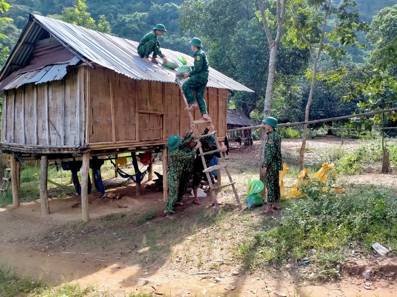 Bộ đội biên phòng Hướng Lập, Quảng Trị hỗ trợ người dân ứng phó với bão Noru Bộ đội biên phòng Hướng Lập, Quảng Trị hỗ trợ người dân ứng phó với bão Noru