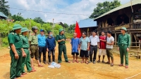 Bộ đội biên phòng Hướng Lập, Quảng Trị hỗ trợ người dân ứng phó với bão Noru