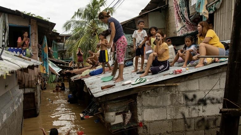 Khung cảnh tan hoang tại Philippines, nơi siêu bão Noru càn quét qua