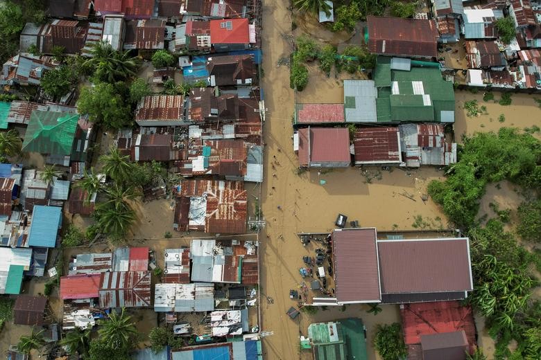 Khung cảnh tan hoang tại Philippines, nơi siêu bão Noru càn quét qua