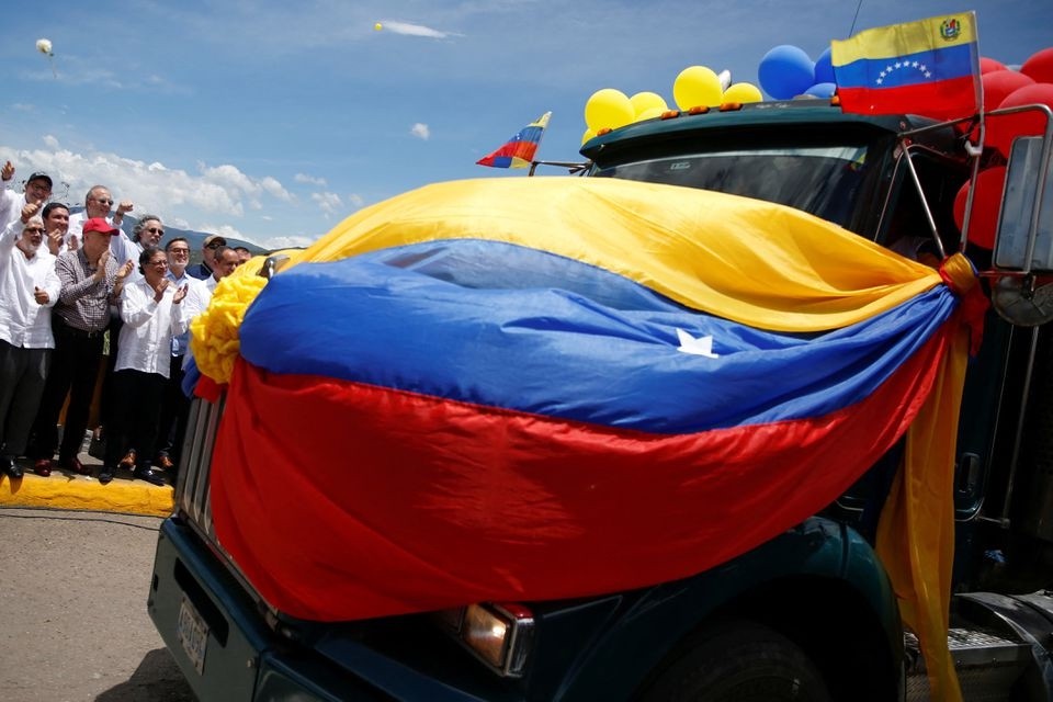 Xe tải chờ hàng trong ngày mở cửa lại biên giới Colombia và Venezuela.