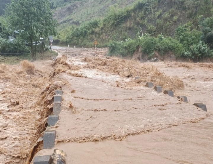 Sức tàn phá 'khủng khiếp' khi bão Noru càn quét miền Trung
