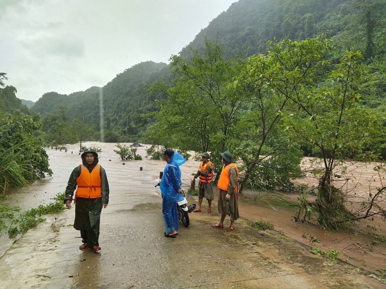 Sức tàn phá 'khủng khiếp' khi bão Noru càn quét miền Trung