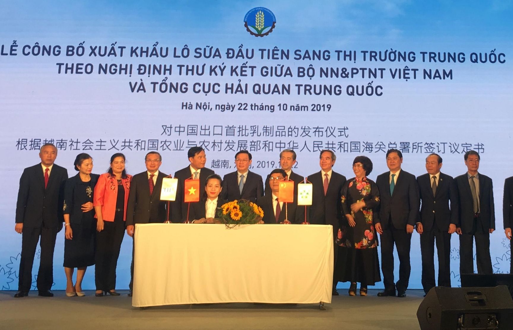 Lần đầu tiên sản phẩm sữa tươi của Việt Nam xuất khẩu sang thị trường Trung Quốc