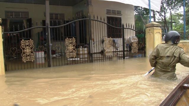 Nước sông Hương gần tràn bờ, Thừa Thiên Huế khẩn trương đối phó với tình trạng mưa lũ