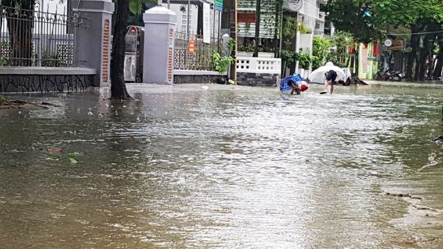 Nước sông Hương gần tràn bờ, Thừa Thiên Huế khẩn trương đối phó với tình trạng mưa lũ