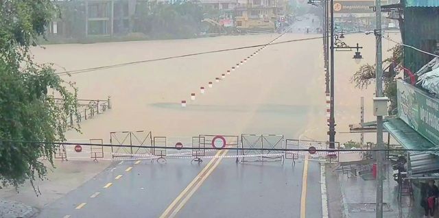 Nước sông Hương gần tràn bờ, Thừa Thiên Huế khẩn trương đối phó với tình trạng mưa lũ