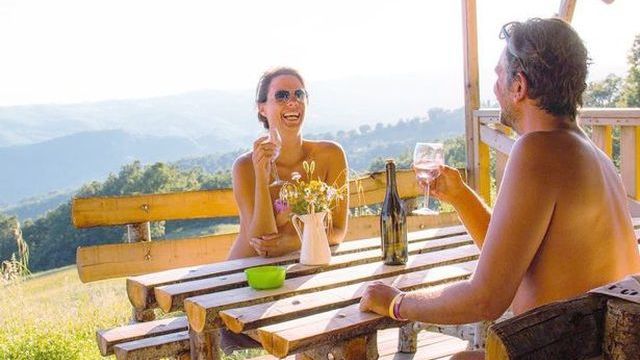 Cặp blogger nổi tiếng khỏa thân cùng nhau du lịch khắp thế giới