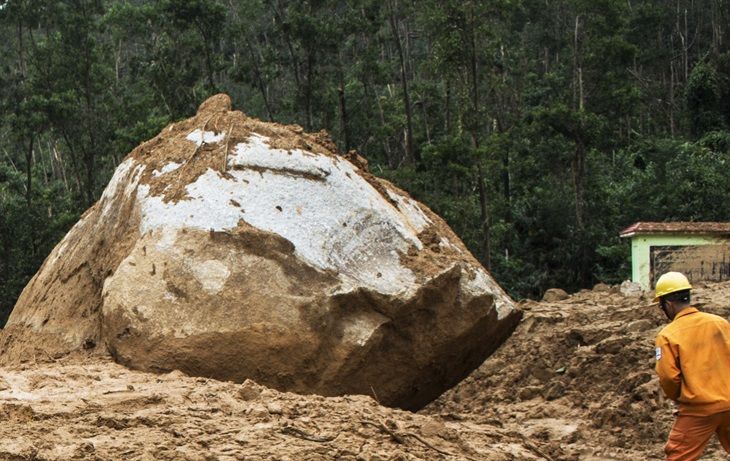 Lũ lụt ở miền Trung: Hồ Kẻ Gỗ an toàn, phá đá mở đường vào Rào Trăng 3
