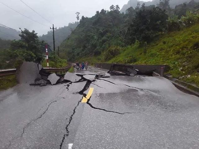 Quốc lộ 12A nứt gãy hoàn toàn do sạt lở đất, nhiều người nhập cảnh bị 'mắc kẹt'