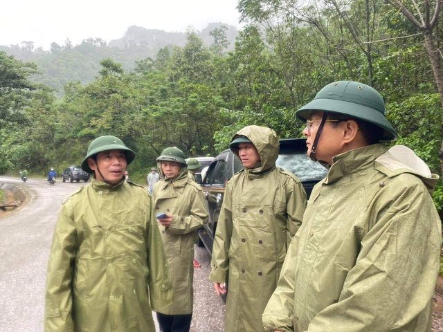 Quốc lộ 12A nứt gãy hoàn toàn do sạt lở đất, nhiều người nhập cảnh bị 'mắc kẹt'