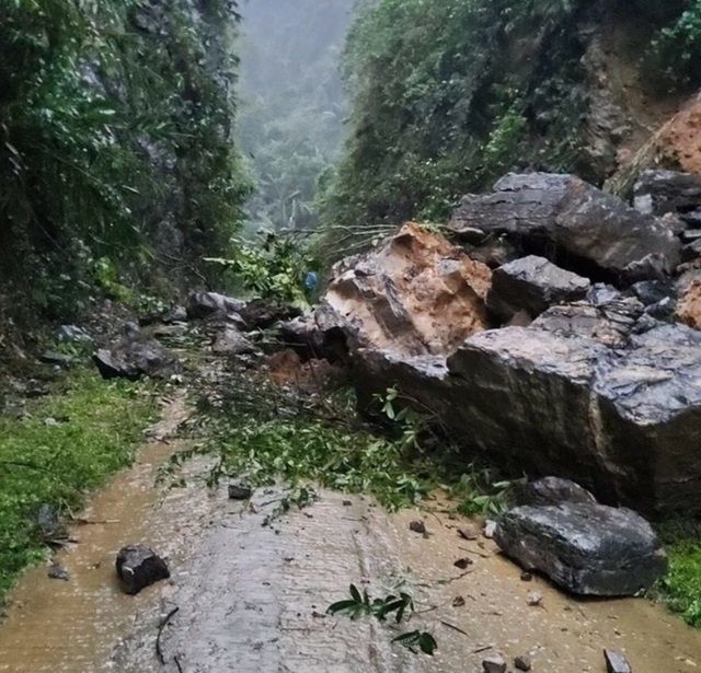 Quốc lộ 12A nứt gãy hoàn toàn do sạt lở đất, nhiều người nhập cảnh bị 'mắc kẹt'