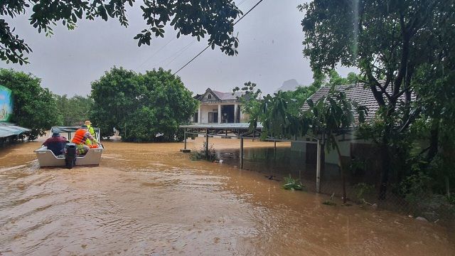 Quốc lộ 12A nứt gãy hoàn toàn do sạt lở đất, nhiều người nhập cảnh bị 'mắc kẹt'