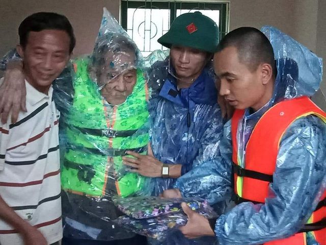 Quốc lộ 12A nứt gãy hoàn toàn do sạt lở đất, nhiều người nhập cảnh bị 'mắc kẹt'