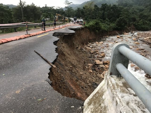Lũ lụt miền Trung: Danh sách đoạn đường ngập lụt, sạt lở do mưa lũ
