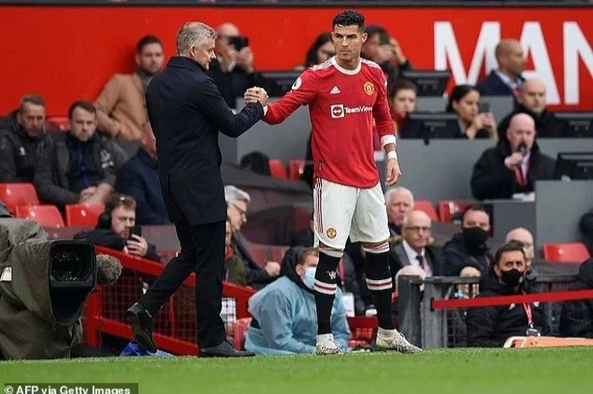 HLV Solskjaer  bị chỉ trích khi cất C.Ronaldo trên ghế dự bị và chỉ tung vào đầu hiệp hai trong trận hòa 1-1 trước Everton.