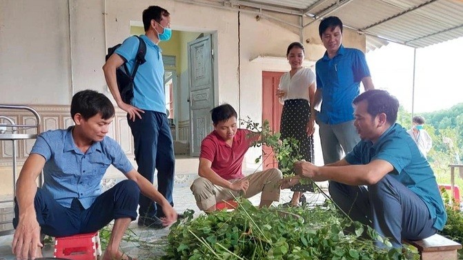 Tình cảm ấm áp của thầy, cô dành cho học sinh vùng lũ