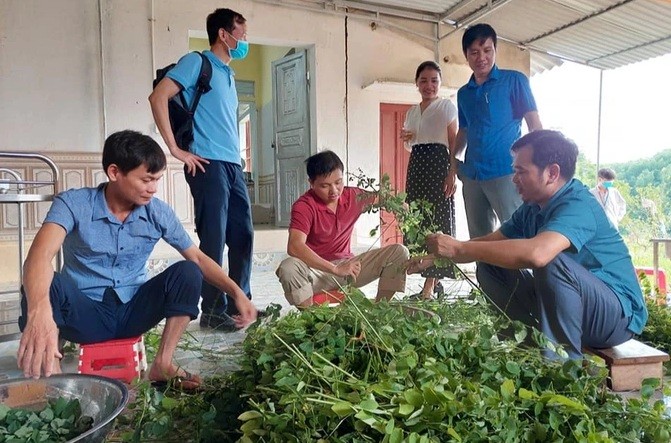 Tranh thủ trống tiết, các thầy giáo xuống bếp nhặt rau phụ nấu cơm cho học trò (Ảnh: Nhật Đức). Tranh thủ trống tiết, các thầy giáo xuống bếp nhặt rau phụ nấu cơm cho học trò (Ảnh: Nhật Đức).