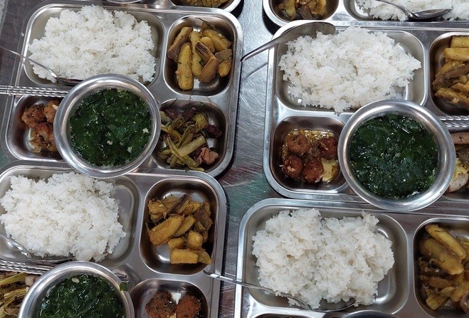 Những bữa cơm đa dạng về món và đảm bảo về dinh dưỡng mang theo tình yêu thương của thầy cô dành cho học trò vùng lũ (Ảnh: Nhật Đức). Những bữa cơm đa dạng về món và đảm bảo về dinh dưỡng mang theo tình yêu thương của thầy cô dành cho học trò vùng lũ (Ảnh: Nhật Đức).