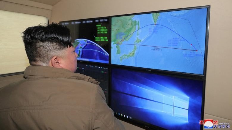 Triều Tiên tung ảnh nhà lãnh đạo Kim Jong Un giám sát vụ phóng tên lửa mới nhất