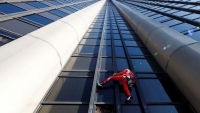 Những lần chinh phục các công trình chọc trời của ‘Người nhện’ 60 tuổi người Pháp Alain Robert