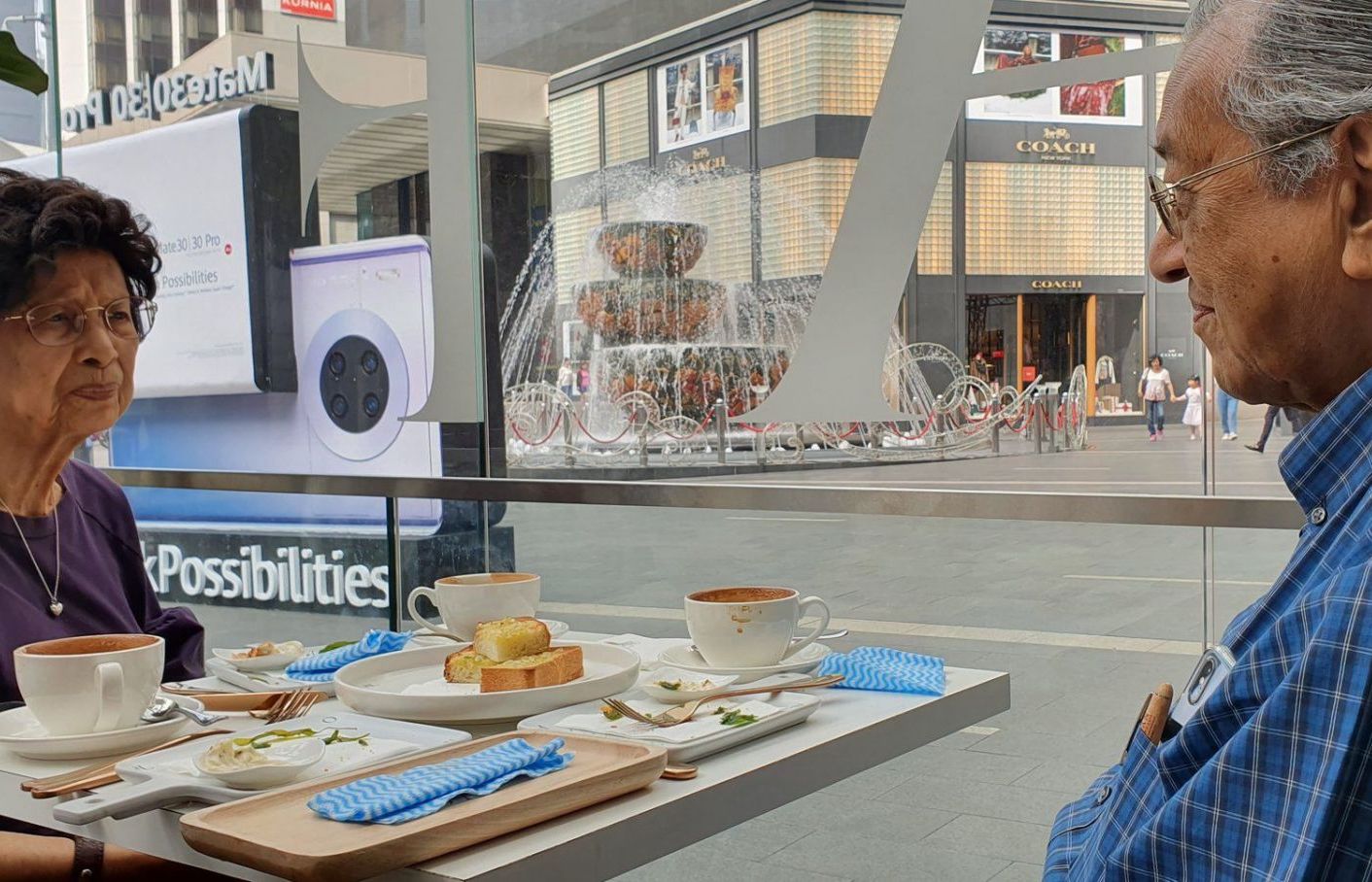 Thủ tướng Malaysia 94 tuổi lái xe chở vợ đi hẹn hò gây “bão” cộng đồng mạng