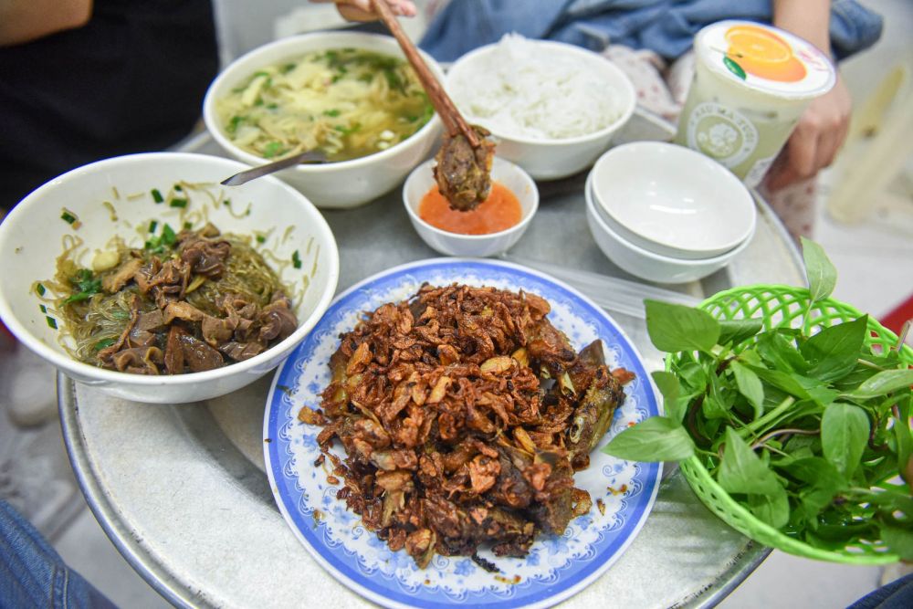 Ngan cháy tỏi Hà Nội: Từ món ngan luộc nhàm chán đến công thức trị giá cả tỷ đồng Ngan cháy tỏi Hà Nội: Từ món ngan luộc nhàm chán đến công thức trị giá cả tỷ đồng