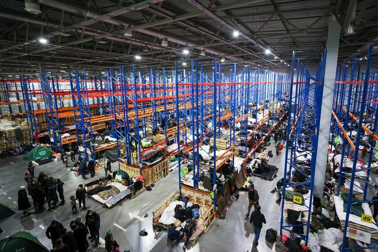 Xót xa trước những hình ảnh cuộc sống tạm bợ của những đứa trẻ di cư ở biên giới Belarus Ba Lan